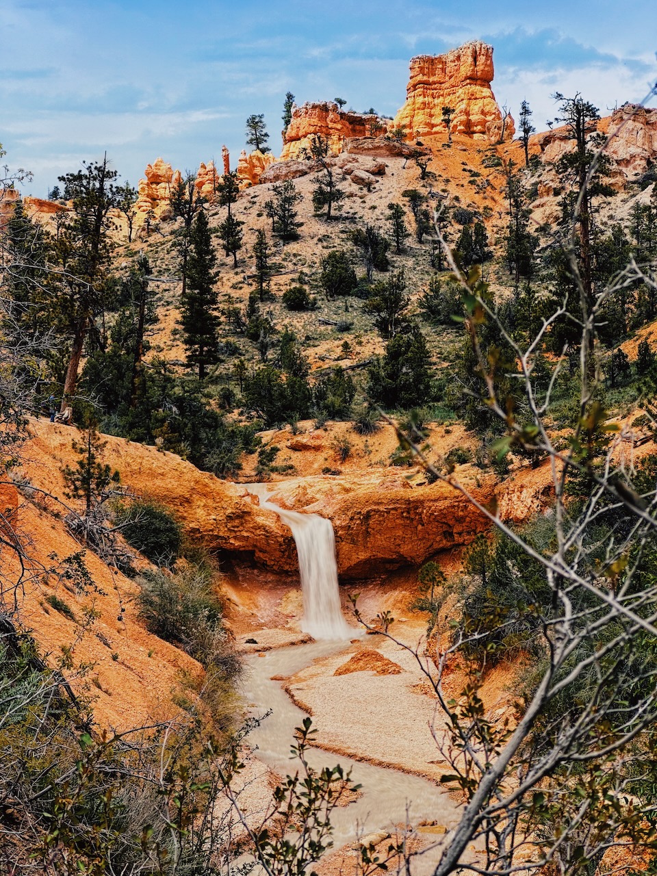 Waterfall amongst red rocks in Bryce Canyon NP